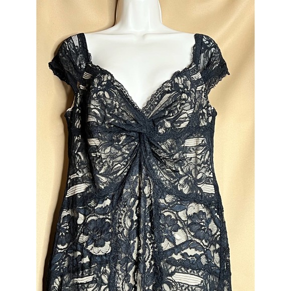 Nicole Miller Tempted By You Lace Gown in Black and Nude 16 - Picture 10 of 16